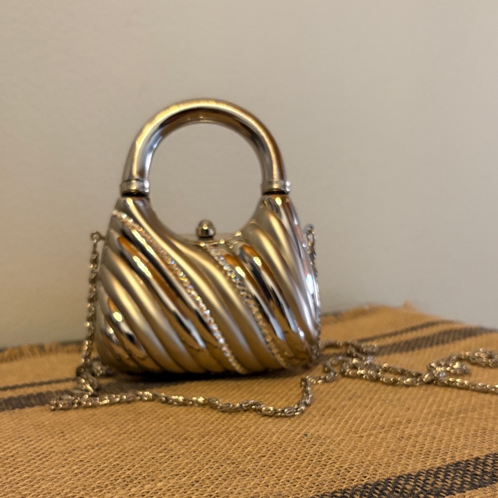 VINTAGE Elegant Silver Handbag